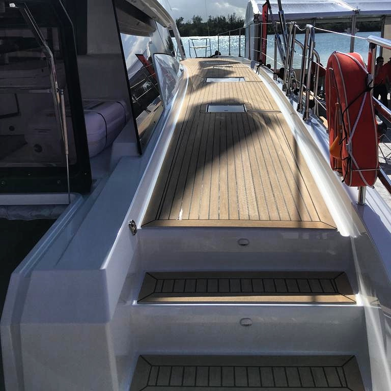 Fountaine Pajot Alegria 67 - side deck teak