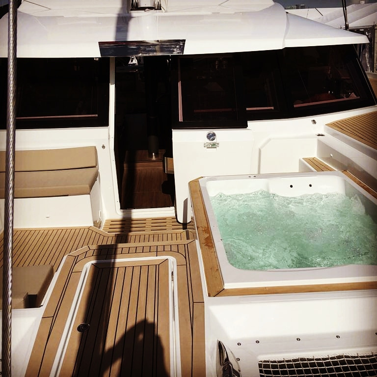 Fountaine Pajot Alegria 67 - jacuzzo on foredeck lounge