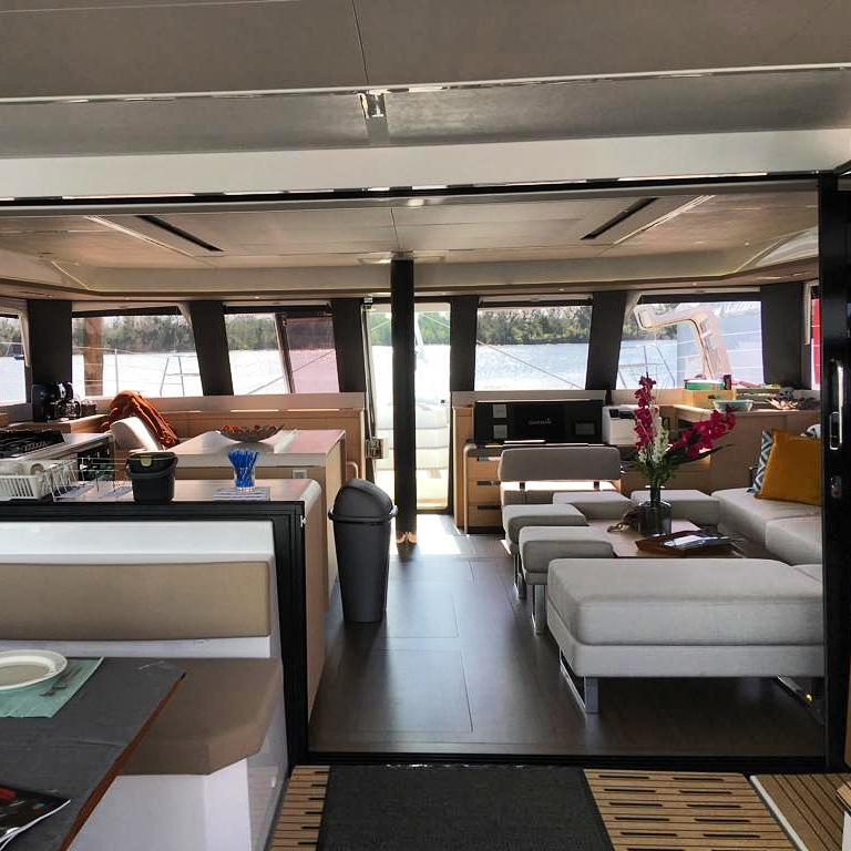 Fountaine Pajot Alegria 67 - cockpit saloon