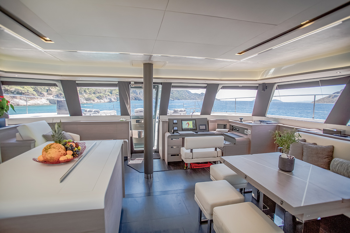 Fountaine Pajot Power 67 main deck / saloon