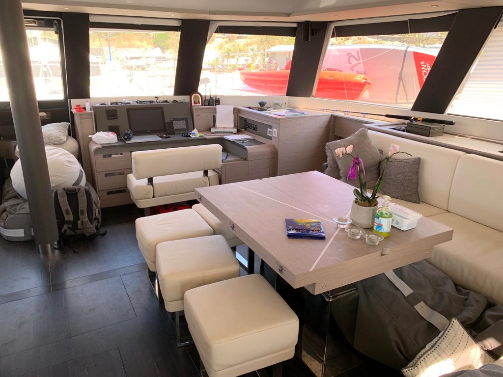 Saloon Fountaine Pajot POWER 67