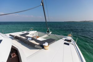 fountaine-pajot-aura-51-exterior-19