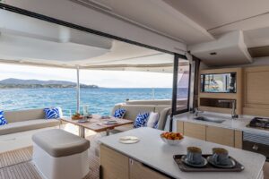 fp44-fountaine-pajot-cockpit-1