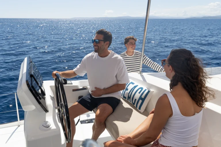 Puesto de mando del catamarán Fountaine Pajot FP 44 en venta en el Caribe por el concesionario de yates Caribbean Multihulls
