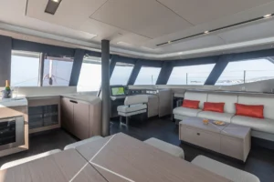 Salon et table à cartes du Fountaine Pajot Samana 59 - Vente par le concessionnaire Caribbean Multihulls
