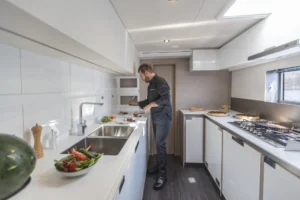 Cuisine de coque du Fountaine Pajot Samana 59 - Vente par le concessionnaire Caribbean Multihulls
