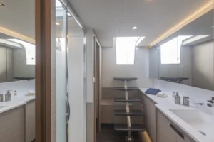 Salle de bain de Fountaine Pajot Samana 59 - Vente par le concessionnaire Caribbean Multihulls
