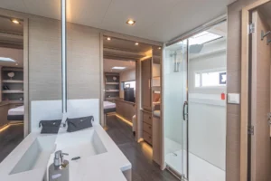 Salle de bain de Fountaine Pajot Samana 59 - Vente par le concessionnaire Caribbean Multihulls