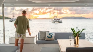 Plancha de bañera trasera en Fountaine Pajot FP 51 con el concesionario de yates caribeño Caribbean Multihulls