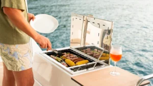 Plancha de bañera trasera en Fountaine Pajot FP 51 con el concesionario de yates caribeño Caribbean Multihulls