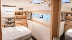 Cabina trasera de Fountaine Pajot FP 51 con el concesionario de yates caribeño Caribbean Multihulls