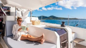 Banco de bañera en Fountaine Pajot FP 51 con el concesionario de yates caribeño Caribbean Multihulls