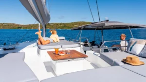Flybridge en Fountaine Pajot FP 51 con el concesionario de yates caribeño Caribbean Multihulls