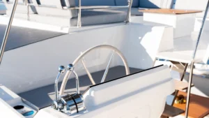 Rueda en Fountaine Pajot FP 51 con el concesionario de yates caribeño Caribbean Multihulls