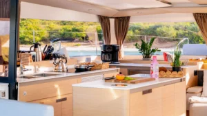 Cocina en Fountaine Pajot FP 51 con el concesionario de yates caribeño Caribbean Multihulls