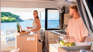 Cocina en Fountaine Pajot FP 51 con el concesionario de yates caribeño Caribbean Multihulls