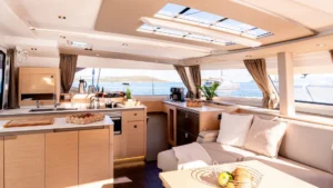 Salón y cocina en Fountaine Pajot FP 51 con el concesionario de yates caribeño Caribbean Multihulls