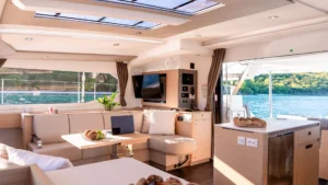 Salón y cocina en Fountaine Pajot FP 51 con el concesionario de yates caribeño Caribbean Multihulls