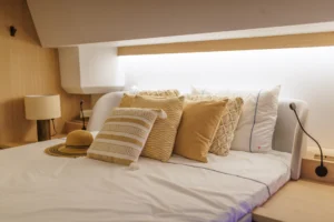 Cabina en un catamarán de vela FP48 de Fountaine Pajot — a la venta en el Caribe a través del distribuidor de yates Caribbean Multihulls