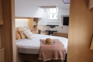 Cabina principal del catamarán a vela FP48 de Fountaine Pajot — a la venta en el Caribe a través del distribuidor de yates Caribbean Multihulls