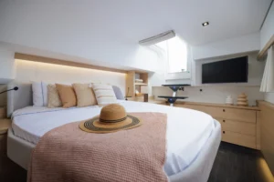 Cabina principal del catamarán a vela FP48 de Fountaine Pajot — a la venta en el Caribe a través del distribuidor de yates Caribbean Multihulls
