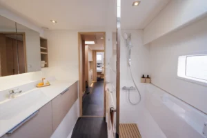 Cabina principal del catamarán a vela FP48 de Fountaine Pajot — a la venta en el Caribe a través del distribuidor de yates Caribbean Multihulls