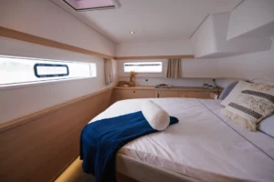 Cabina principal del catamarán a vela FP48 de Fountaine Pajot — a la venta en el Caribe a través del distribuidor de yates Caribbean Multihulls