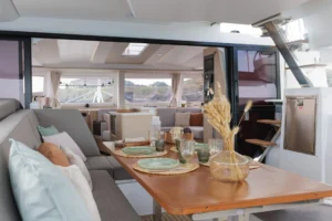Cabina de mando del catamarán a vela Fountaine Pajot FP48 — a la venta a través del distribuidor de yates Caribbean Multihulls