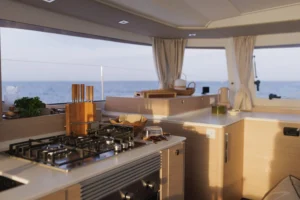Cocina del catamarán a vela Fountaine Pajot FP48 — a la venta a través del distribuidor de yates Caribbean Multihulls