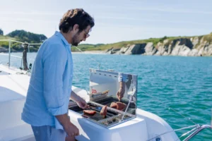 Cabina de mando del catamarán a vela Fountaine Pajot FP48 — a la venta a través del distribuidor de yates Caribbean Multihulls