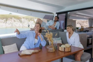 Cabina de mando del catamarán a vela Fountaine Pajot FP48 — a la venta a través del distribuidor de yates Caribbean Multihulls